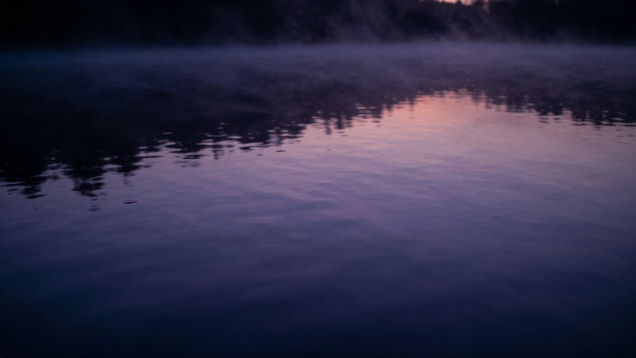 Agua calma y brumosa al atardecer, reflejando un cielo etéreo para simbolizar la intuición profunda.