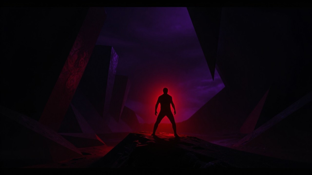 Figura solitaria en paisaje angular, dividida visualmente por intensas luces rojas y profundas sombras moradas.